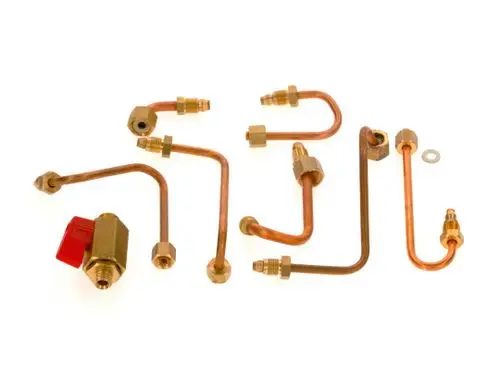Mehrere kupferne Rohre und Fittings, die Teil eines Bosch-Füllsystems sind, angeordnet auf einem hellen Hintergrund. Ein Bauteil mit roter Betätigungshebel ist ebenfalls sichtbar.